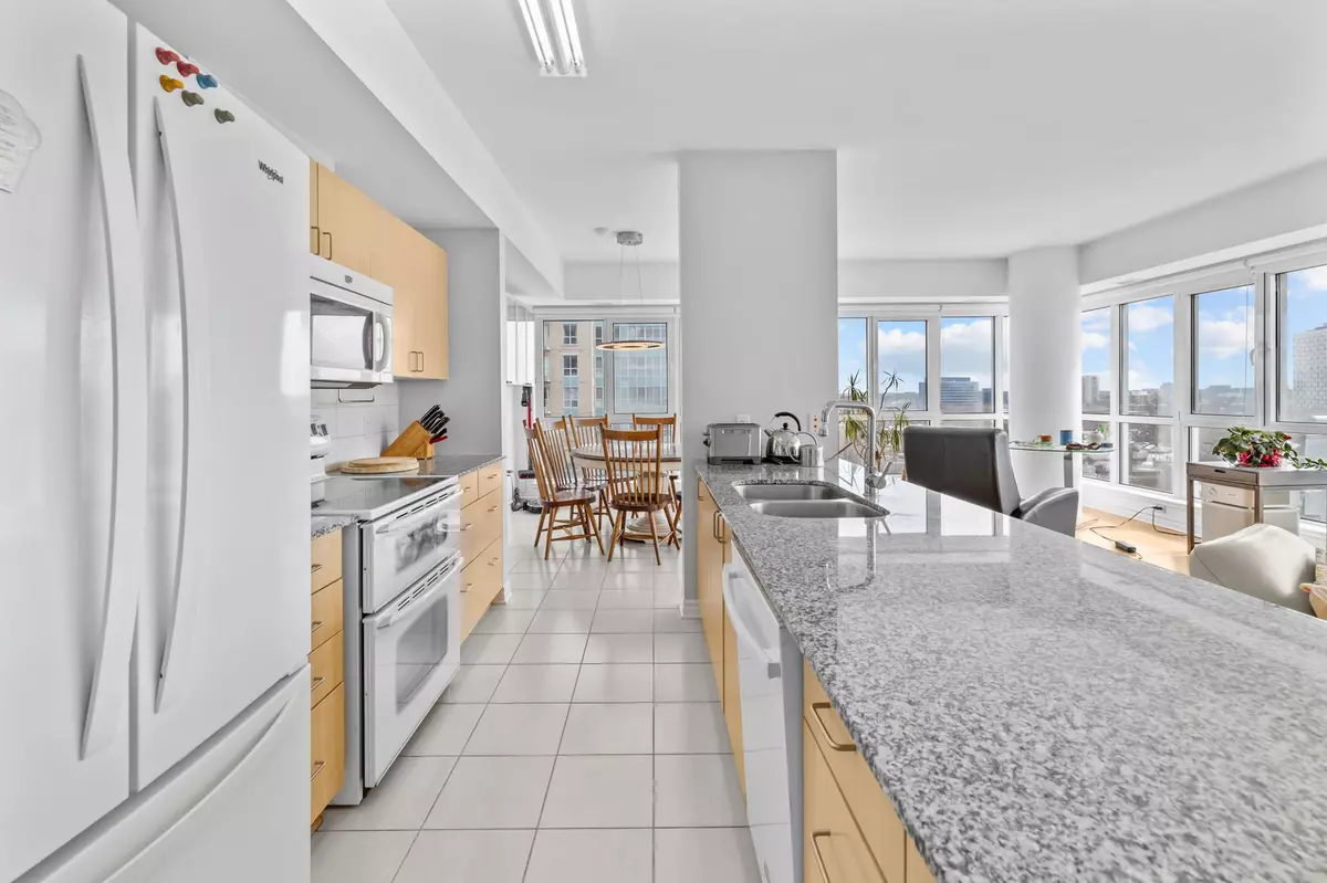 Vanier And Kingsview Park, ON K1L 0A8,70 Landry ST #1002