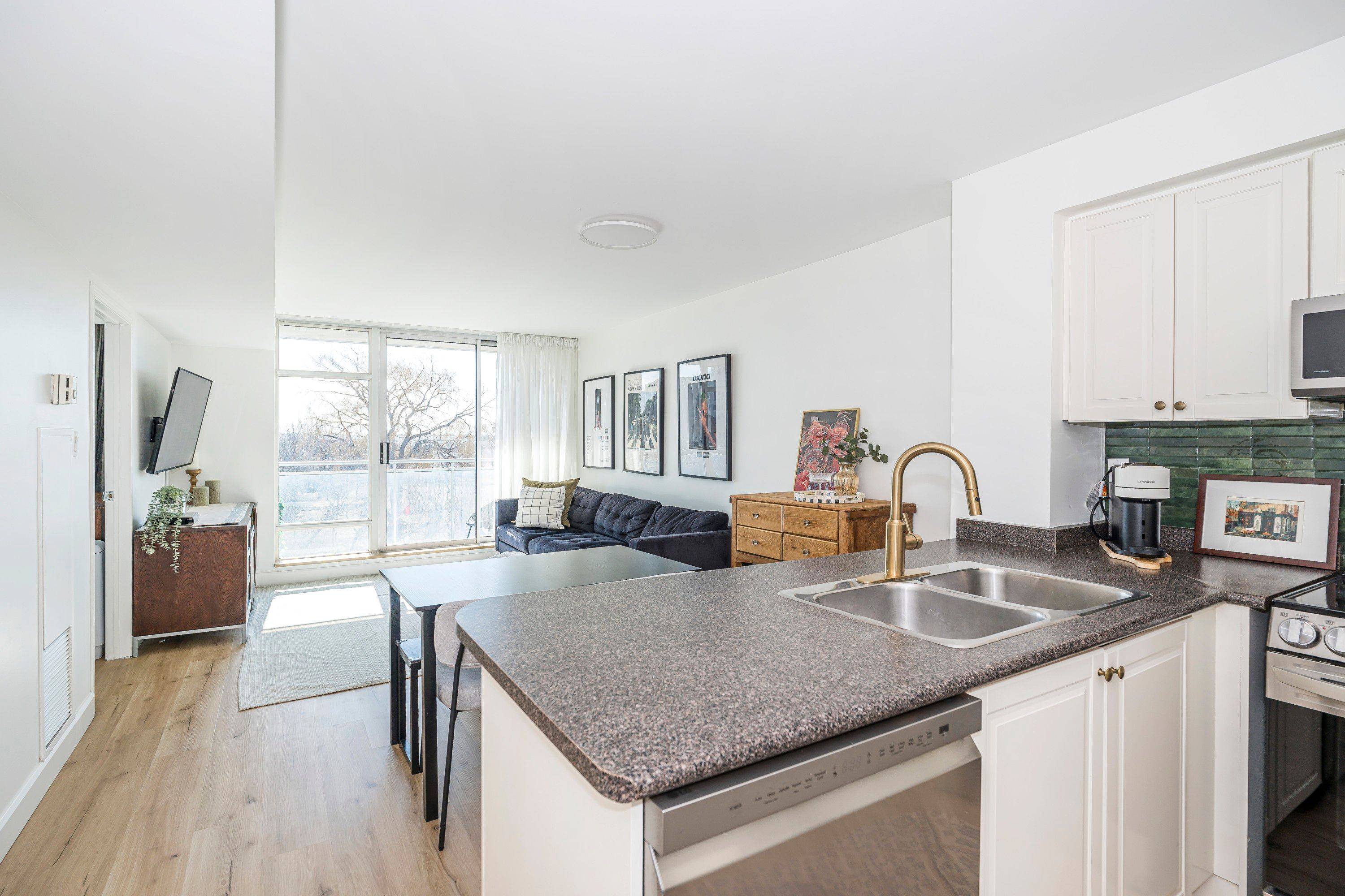 Toronto C01, ON M5V 3N2,650 Queens Quay W #608