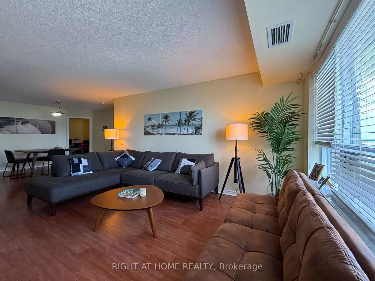 Mississauga, ON L5R 3Z5,25 Kingsbridge Garden CIR #1526