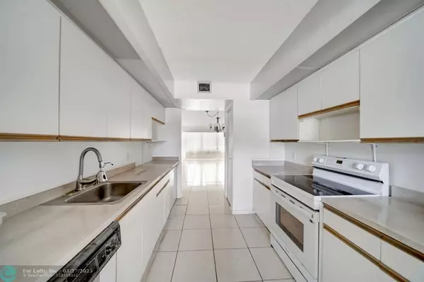 Pembroke Pines, FL 33027,12701 SW 14th St #112 J