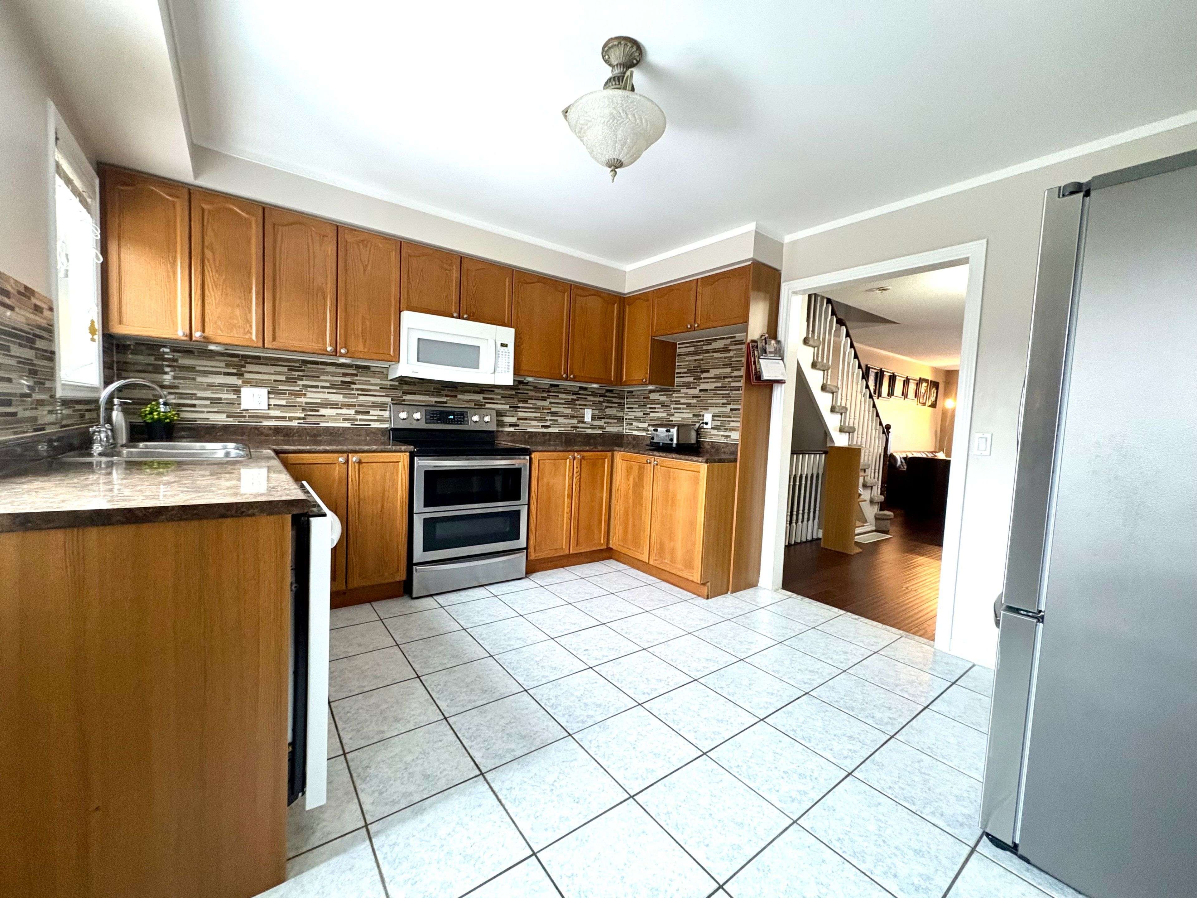 Pickering, ON L1W 4B3,1100 Begley ST #32