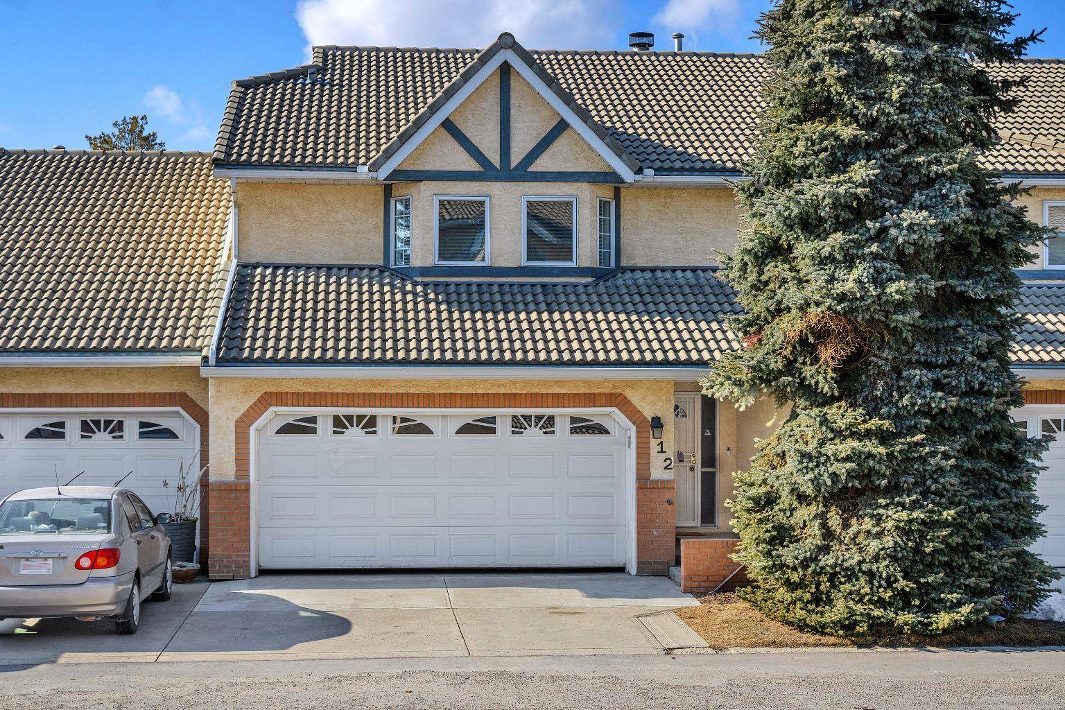 12 Richelieu CT SW,  Calgary,  AB T3E7E9