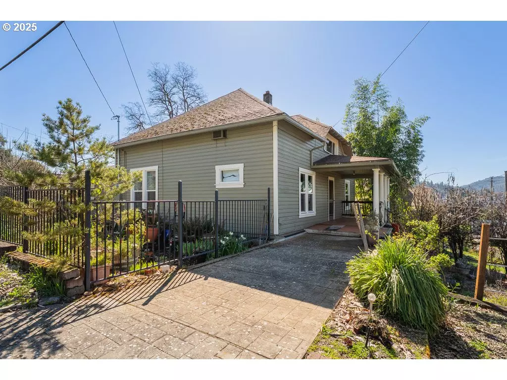 Roseburg, OR 97470,693 NE WINCHESTER ST
