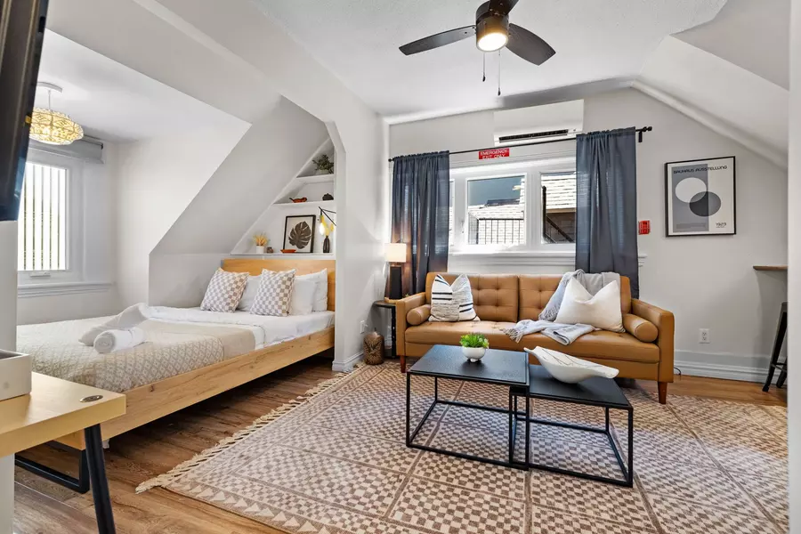 160 Metcalfe ST #2, Ottawa Centre, ON K2P 1P2