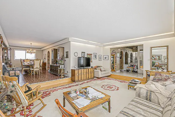 Toronto C06, ON M3H 4W2,16 Blue Forest DR