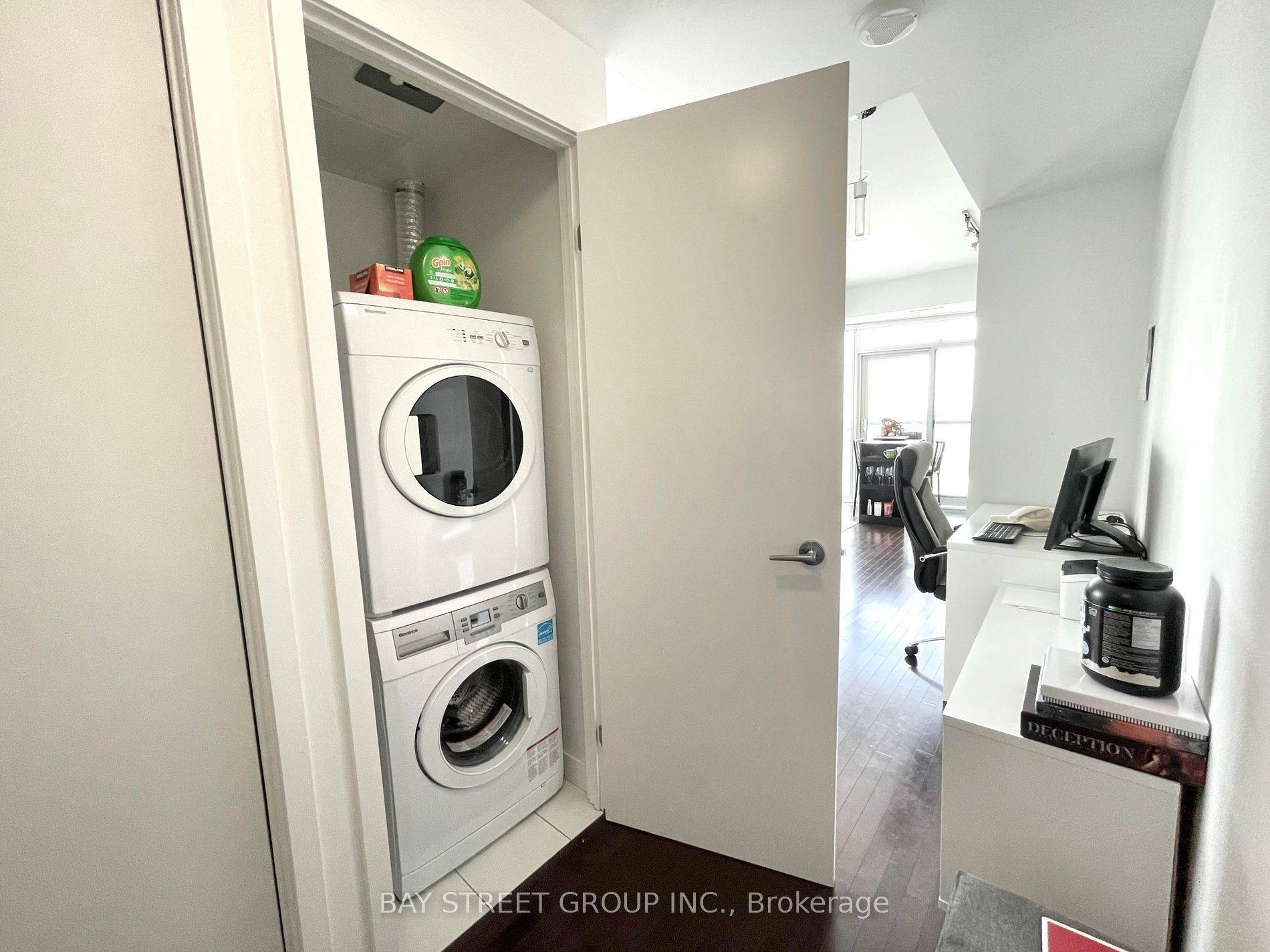 Toronto C01, ON M5J 2Z2,14 York ST #5811