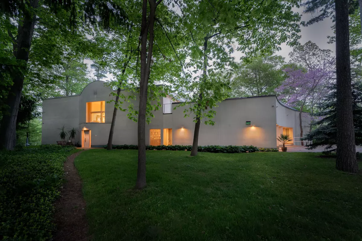Mississauga, ON L5H 2X4,937 WHITTIER CRES