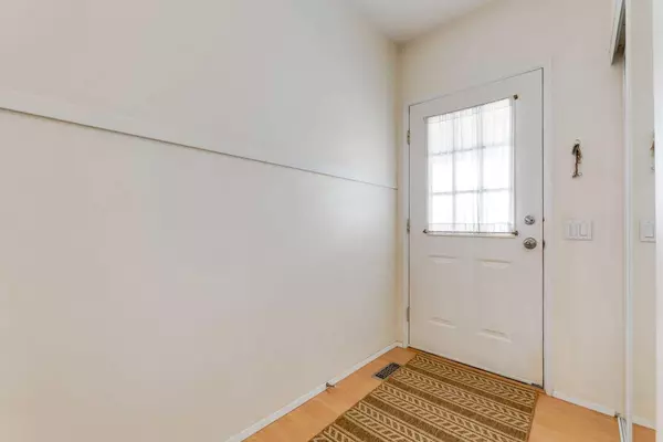 Calgary, AB T3E 6R1,5019 46 AVE SW #1