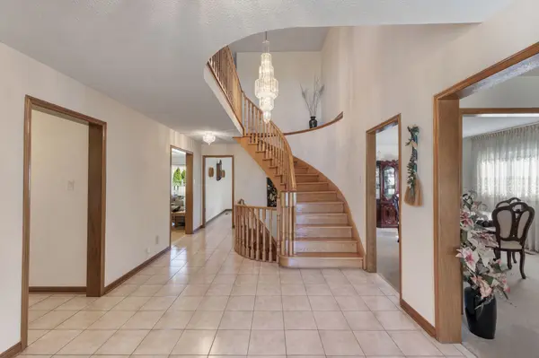 Mississauga, ON L5V 1C9,936 Summerbreeze CT