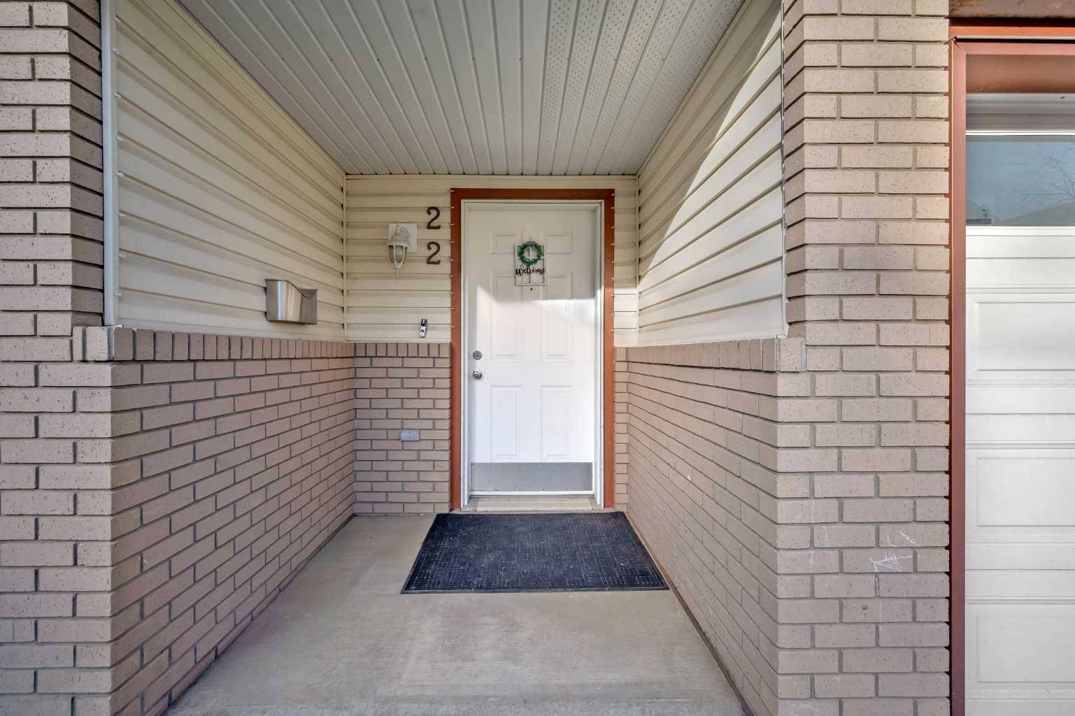 Calgary, AB T2B 0P6,22 Dover Mews SE