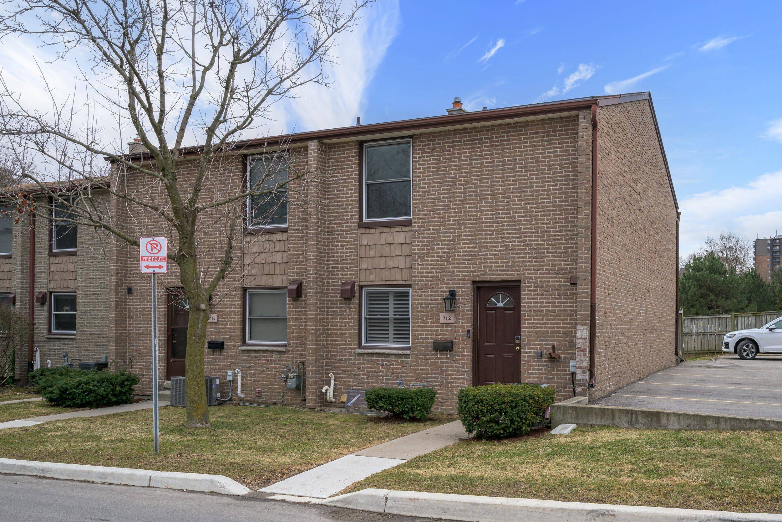712 Wonderland RD S, London, ON N6K 1L8