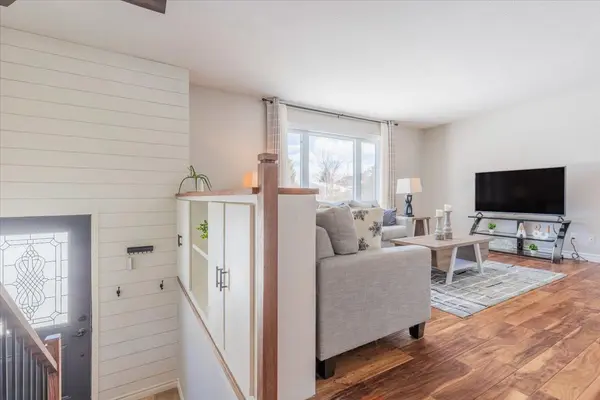 Clearview, ON L0M 1N0,9 Tuxedo CT