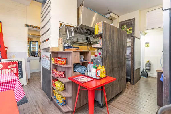 Toronto C01, ON M5S 2P1,72-74 Lippincott ST