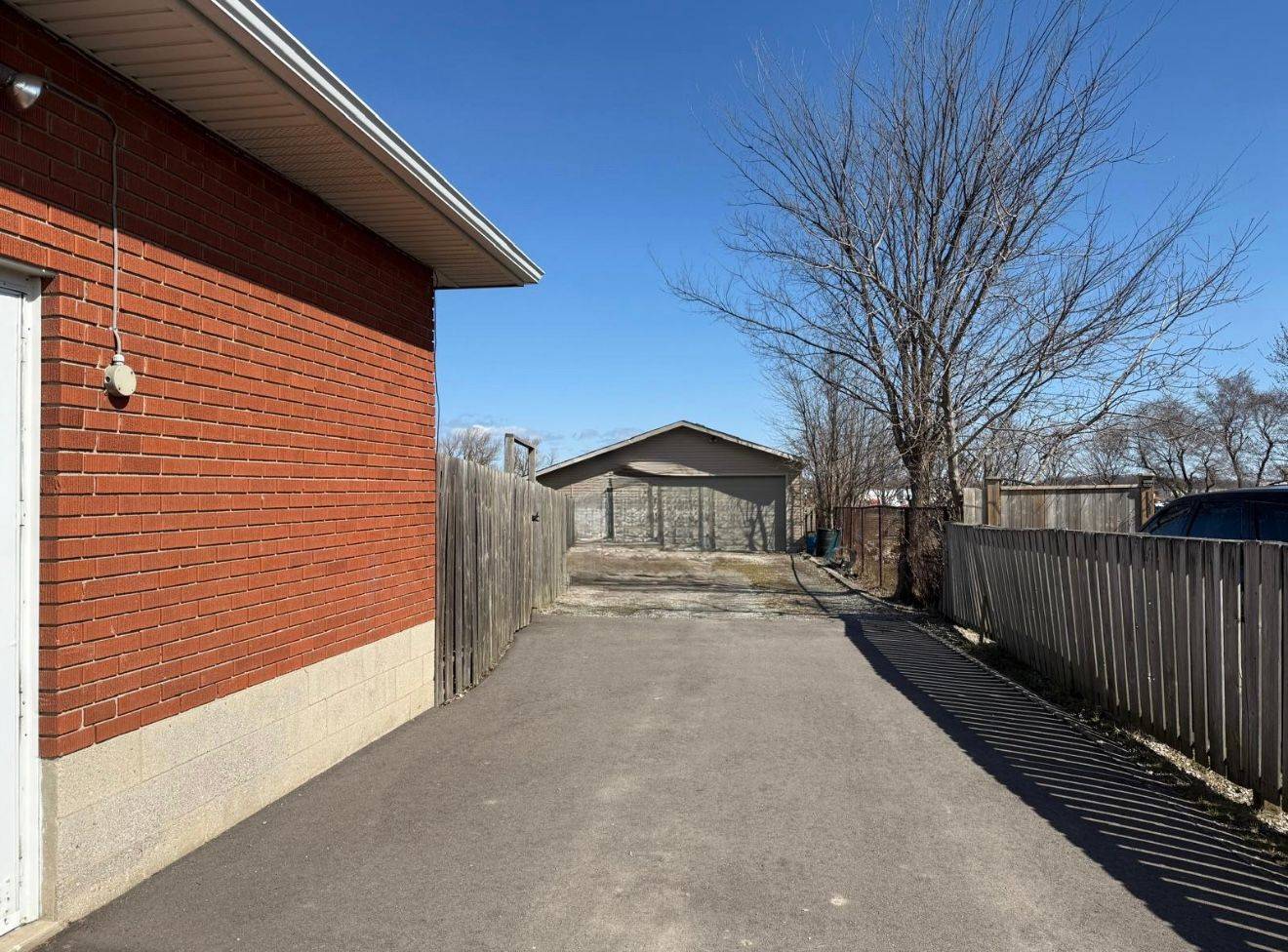 Hamilton, ON L8J 3B8,725 Mud ST E