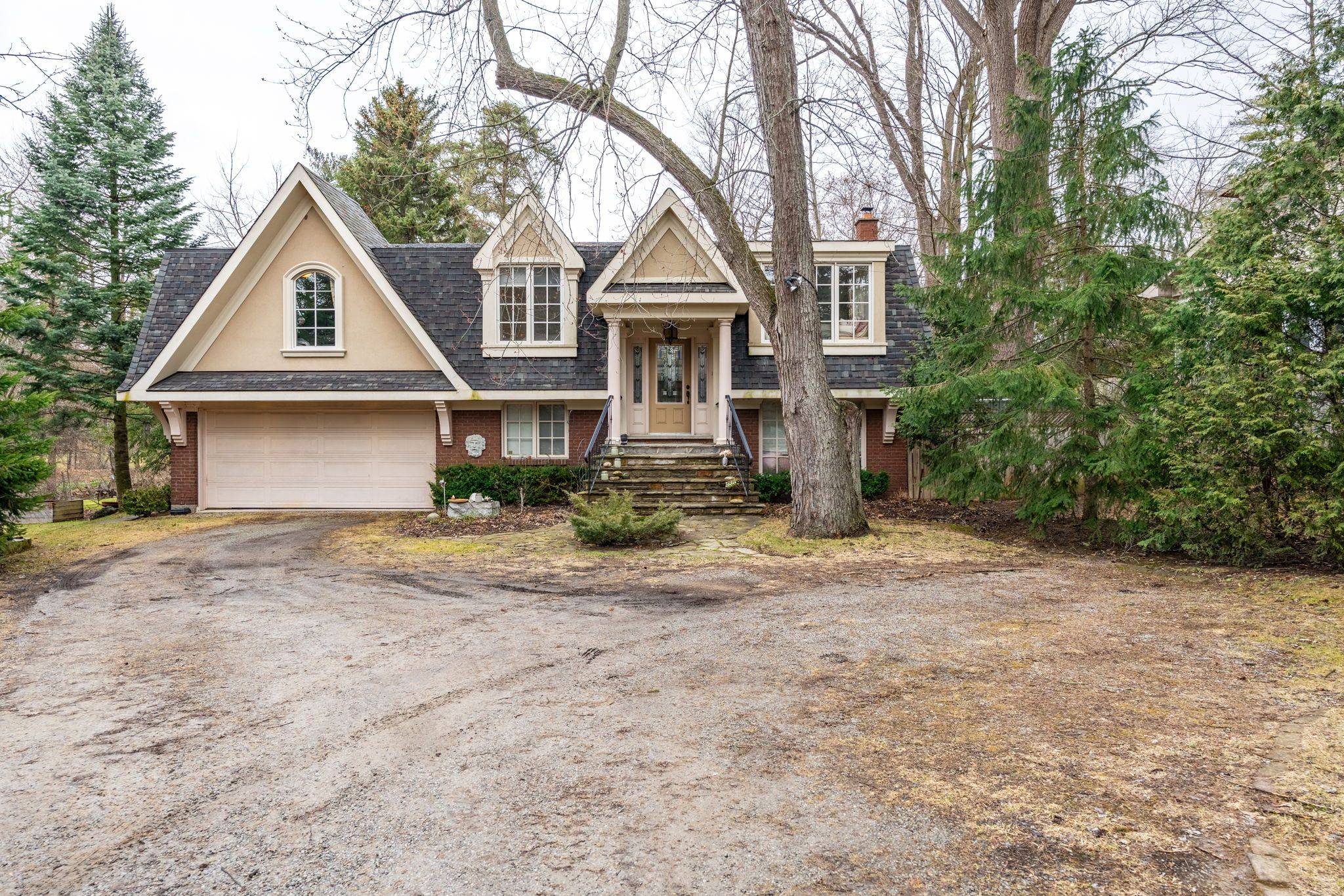 121 Mohawk RD, Hamilton, ON L9G 3L9
