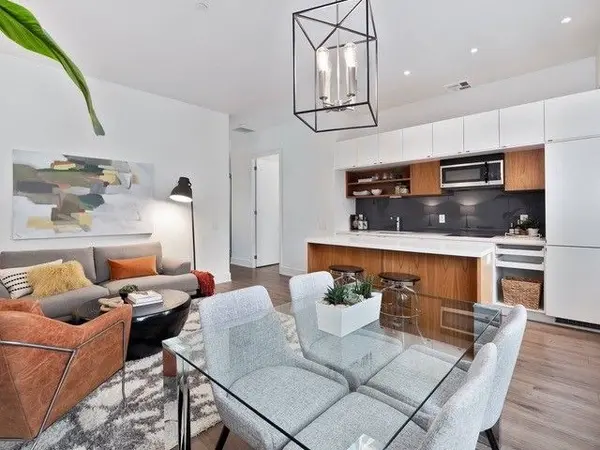 Toronto C02, ON M4V 1N5,111 St Clair AVE W #605