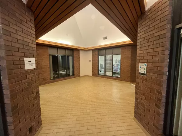 Pickering, ON L1W 3R2,1400 Bayly ST #OM2#8