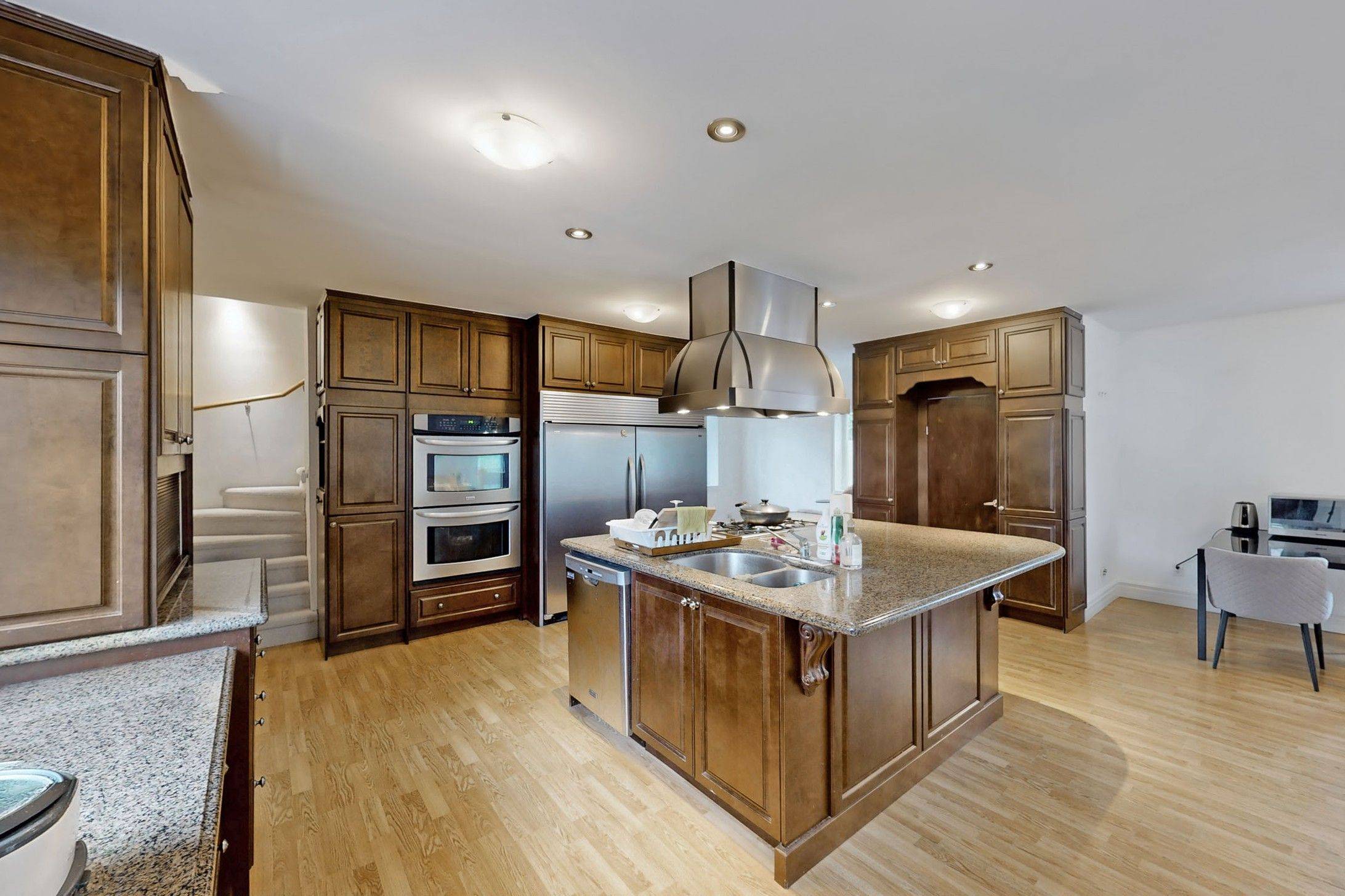 Mississauga, ON L5E 2A5,1242 Alexandra AVE