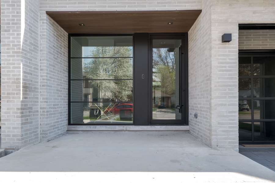 17 Broadview AVE, Mississauga, ON L5H 2S8