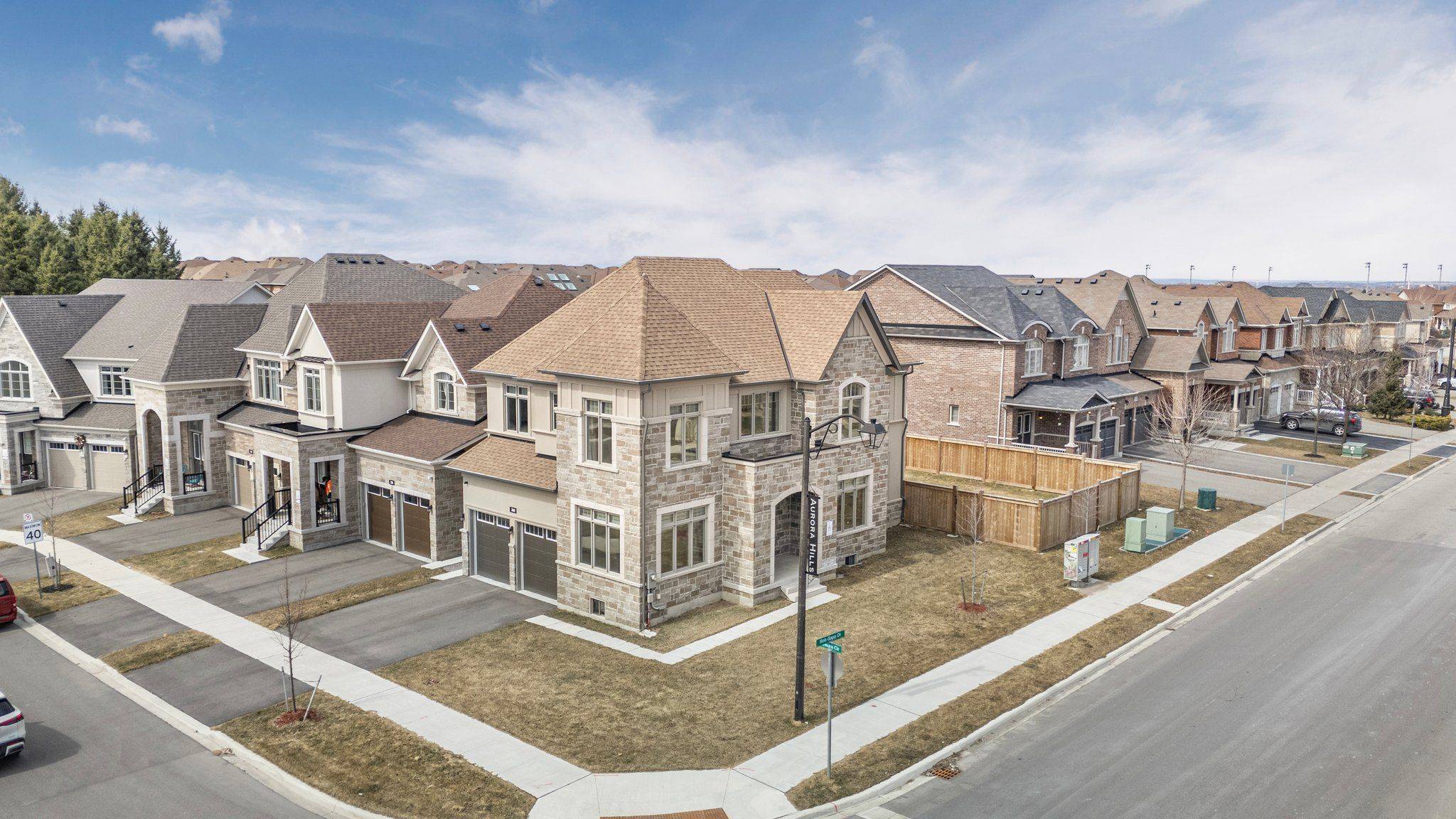 260 Sikura CIR, Aurora, ON L4G 3Y8