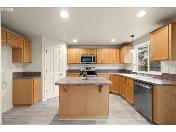 302 E 15TH PL, La Center, WA 98629