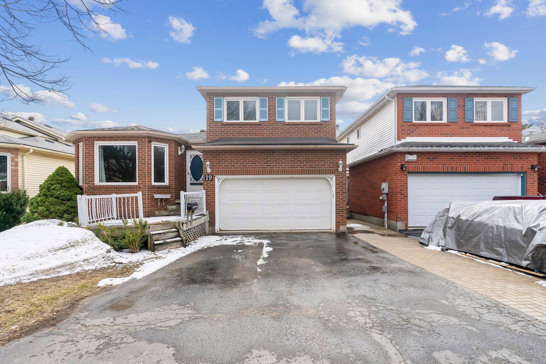 19 Engel CRES, Barrie, ON L4N 6K5