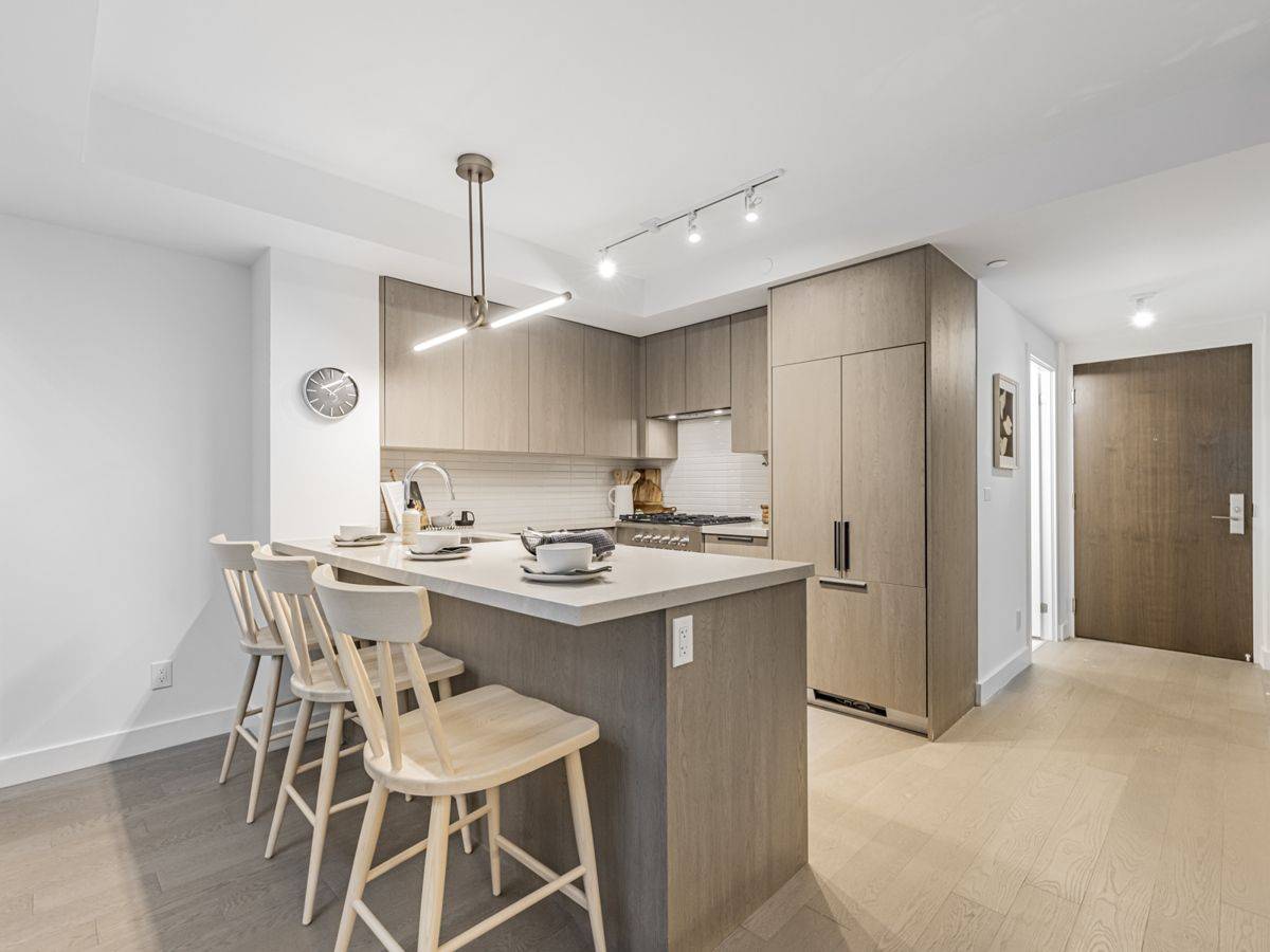 160 Kingsway CRES #101, Toronto W08, ON M8X 2S4
