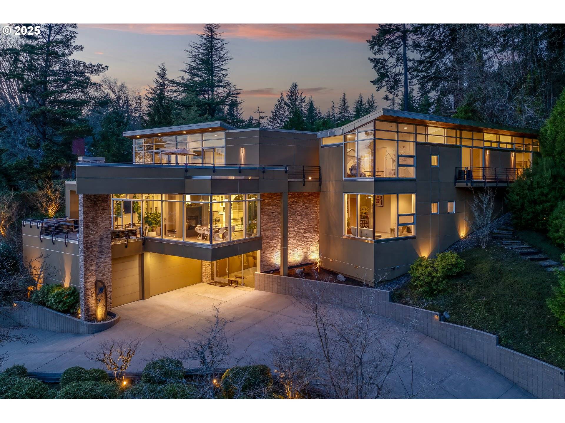 5525 SW WOODS CT, Portland, OR 97221