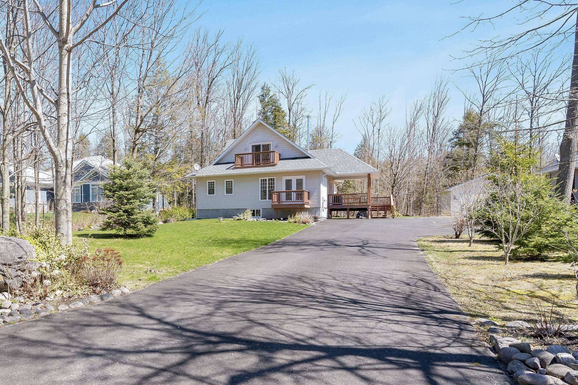 139 Trout LN, Tiny, ON L9M 0J1