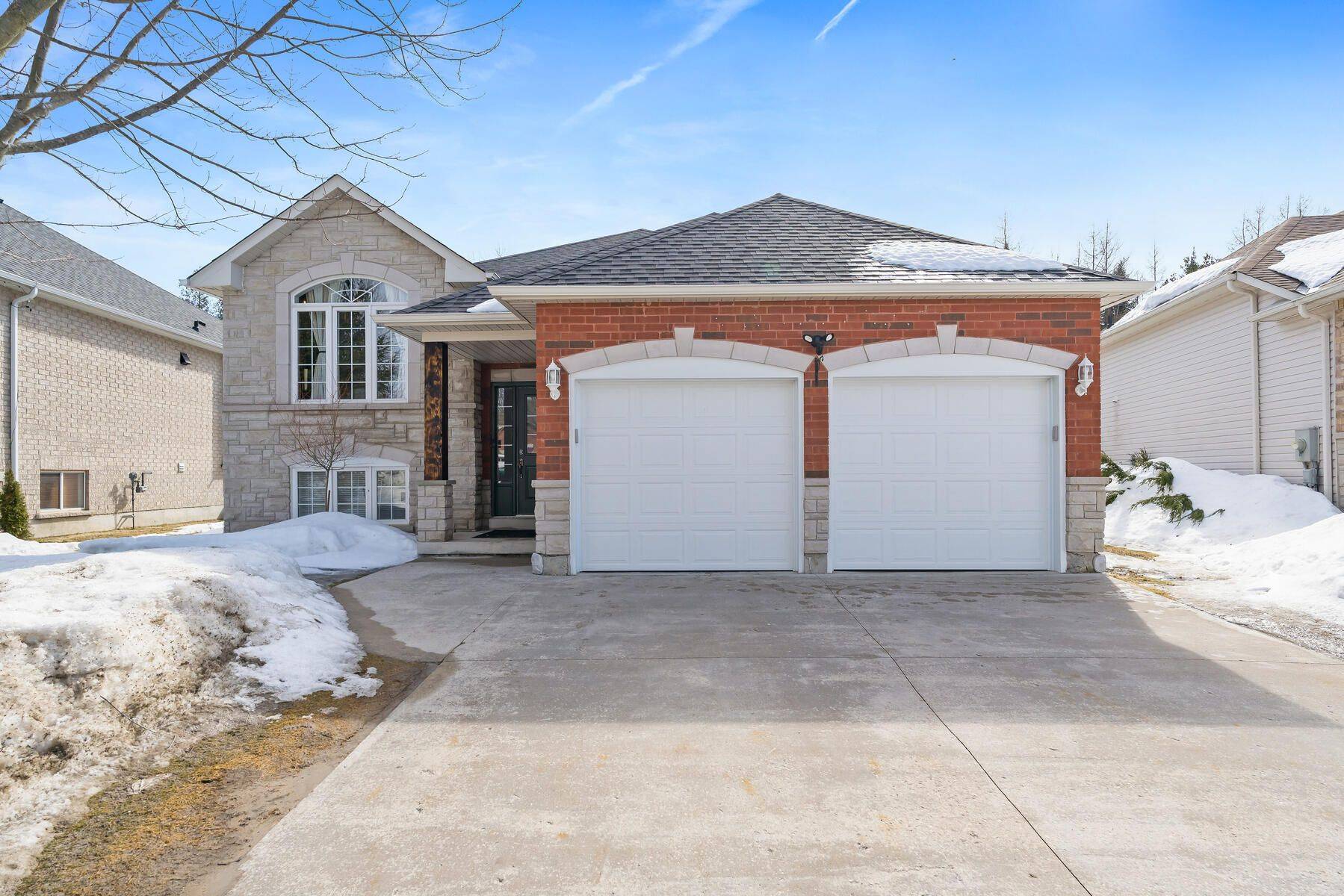 9 Meadowood DR, Wasaga Beach, ON L9Z 3C2