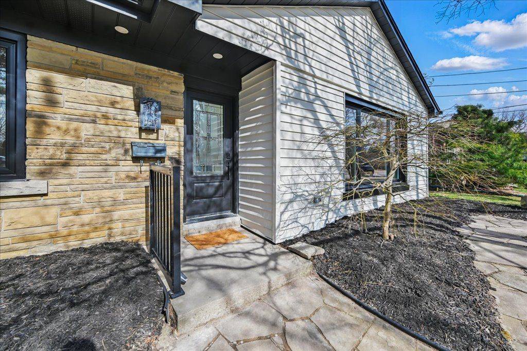 Burlington, ON L7T 3A8,869 CONDOR DR