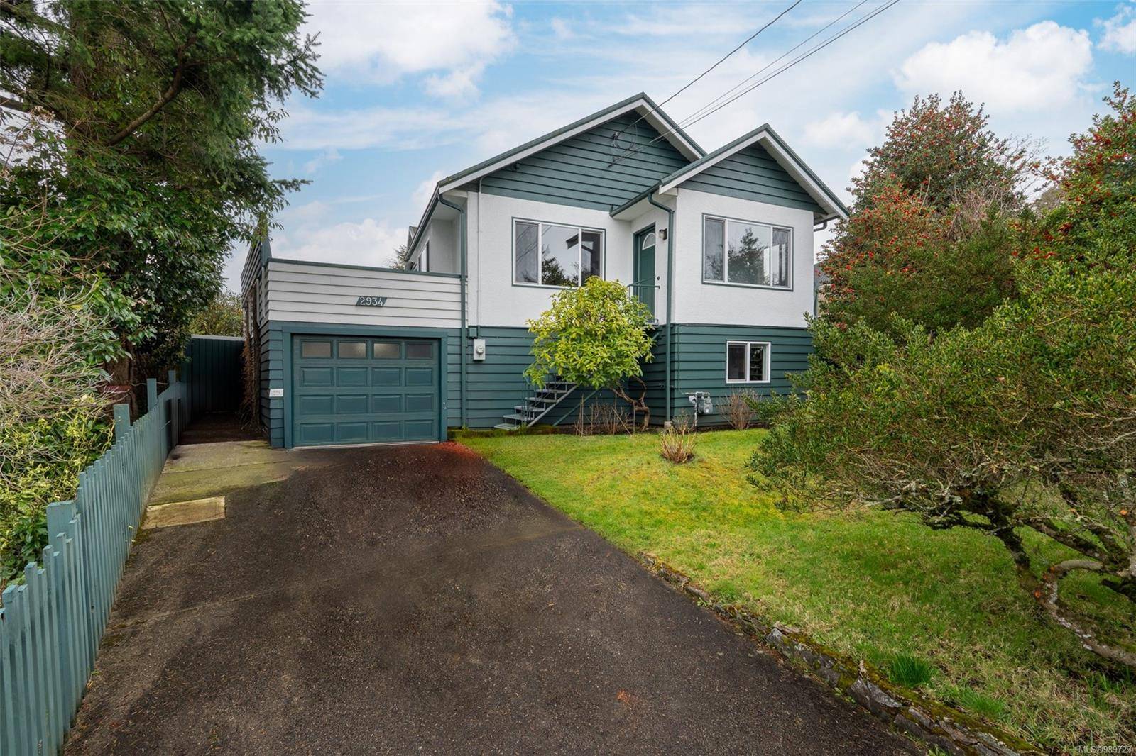 2934 Cedar Hill Rd, Victoria, BC V8T 3H9