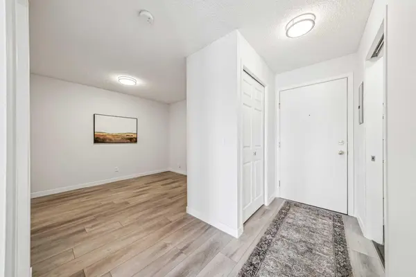 304 MACKENZIE WAY SW #8406, Airdrie, AB T4B3H8