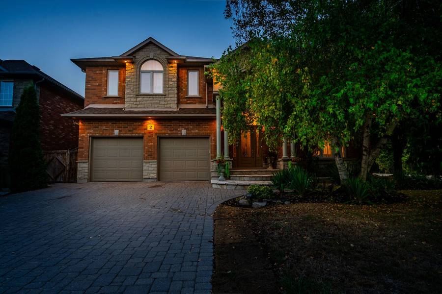 2 Donnici DR, Hamilton, ON L9B 2P1