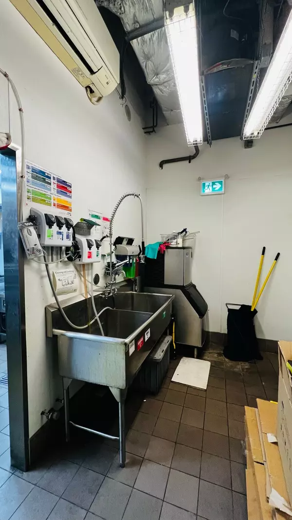 Mississauga, ON L5B 2C9,100 City Centre DR #1-831