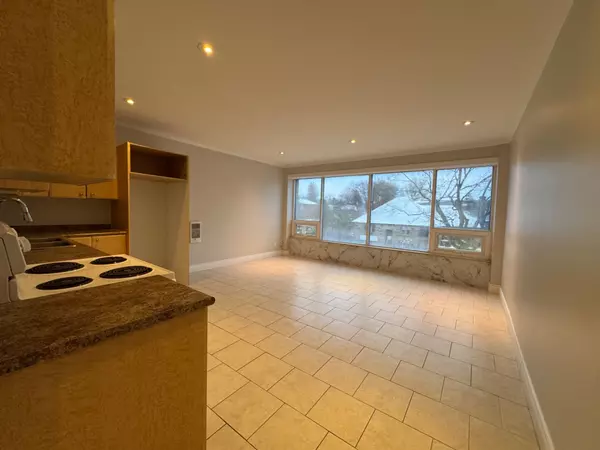 258 Lakeshore RD E #203, Mississauga, ON L5G 1G9