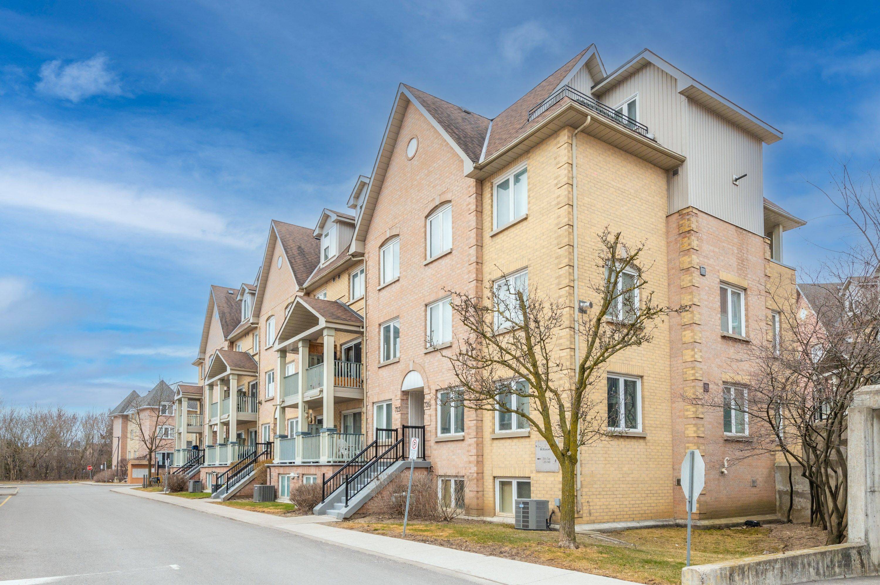 Richmond Hill, ON L4C 0H9,75 Weldrick RD E #720