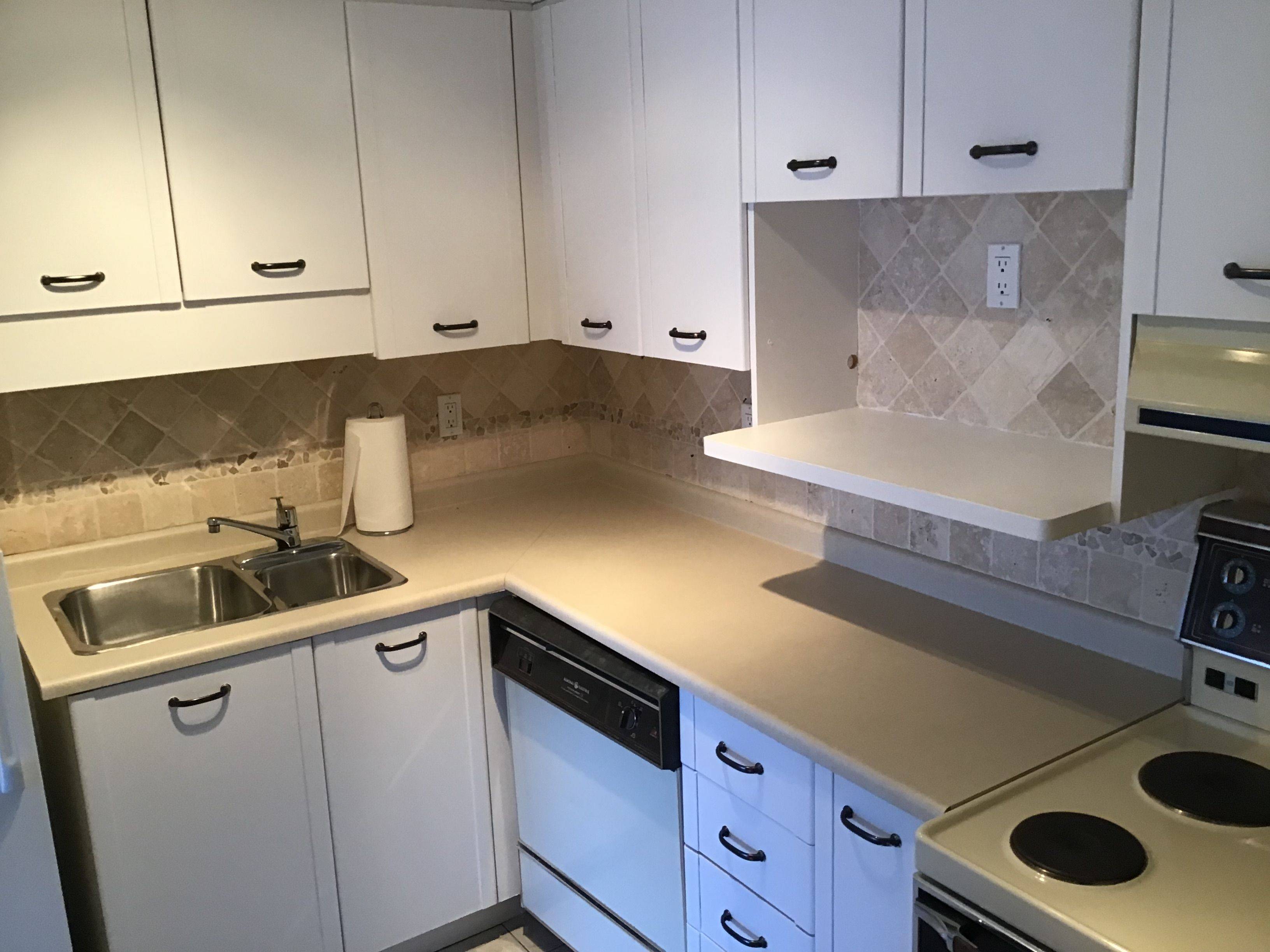 Oshawa, ON L1H 8B7,80 Athol ST E #406