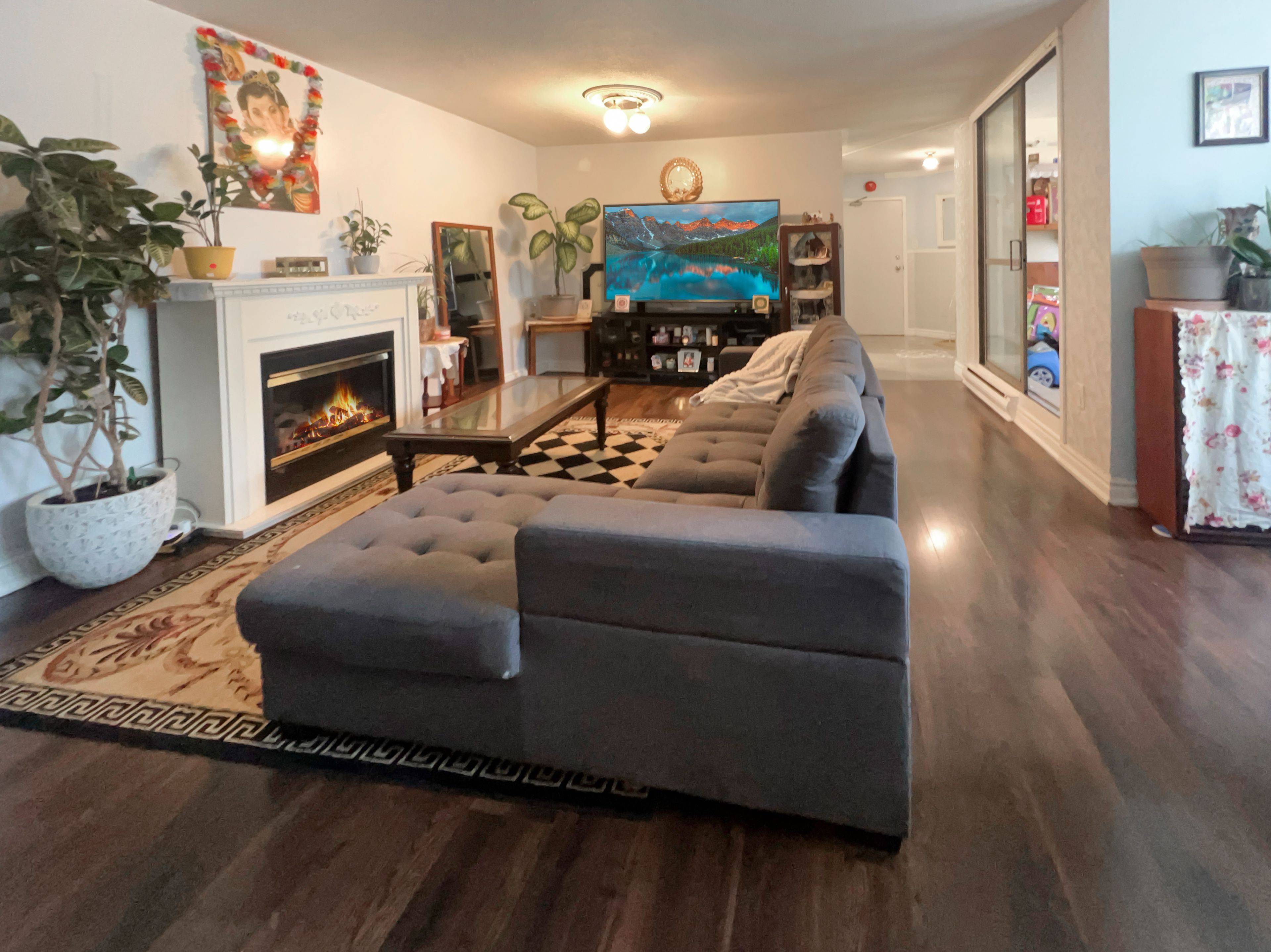 Mississauga, ON L5B 1R6,2323 Confederation Pkwy #206