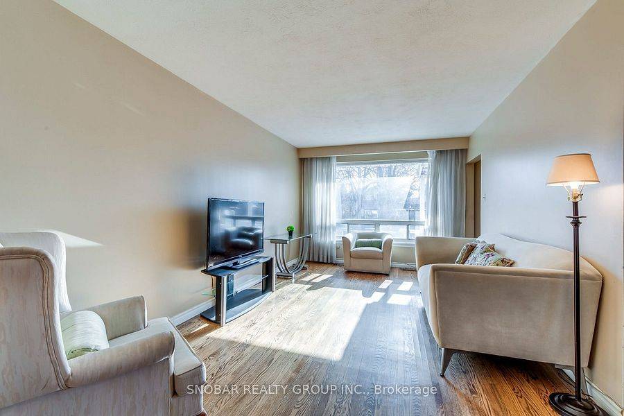 Toronto W09, ON M9R 3X6,42 Waterbury DR