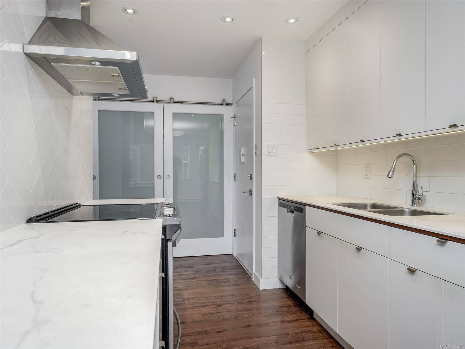 Victoria, BC V8V 3A1,1012 Pakington St #202