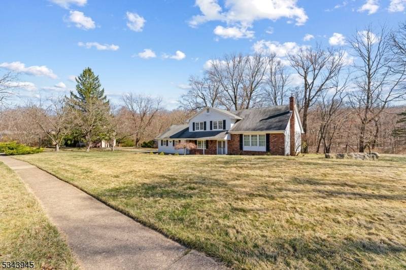 4 Sue Ct, Roxbury Twp., NJ 07836