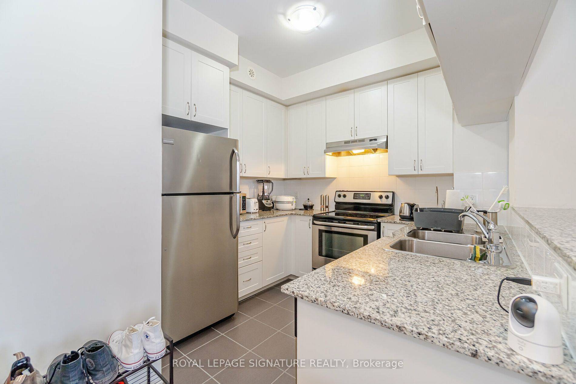 Brampton, ON L6Y 0C1,50 Sky Harbour DR #314