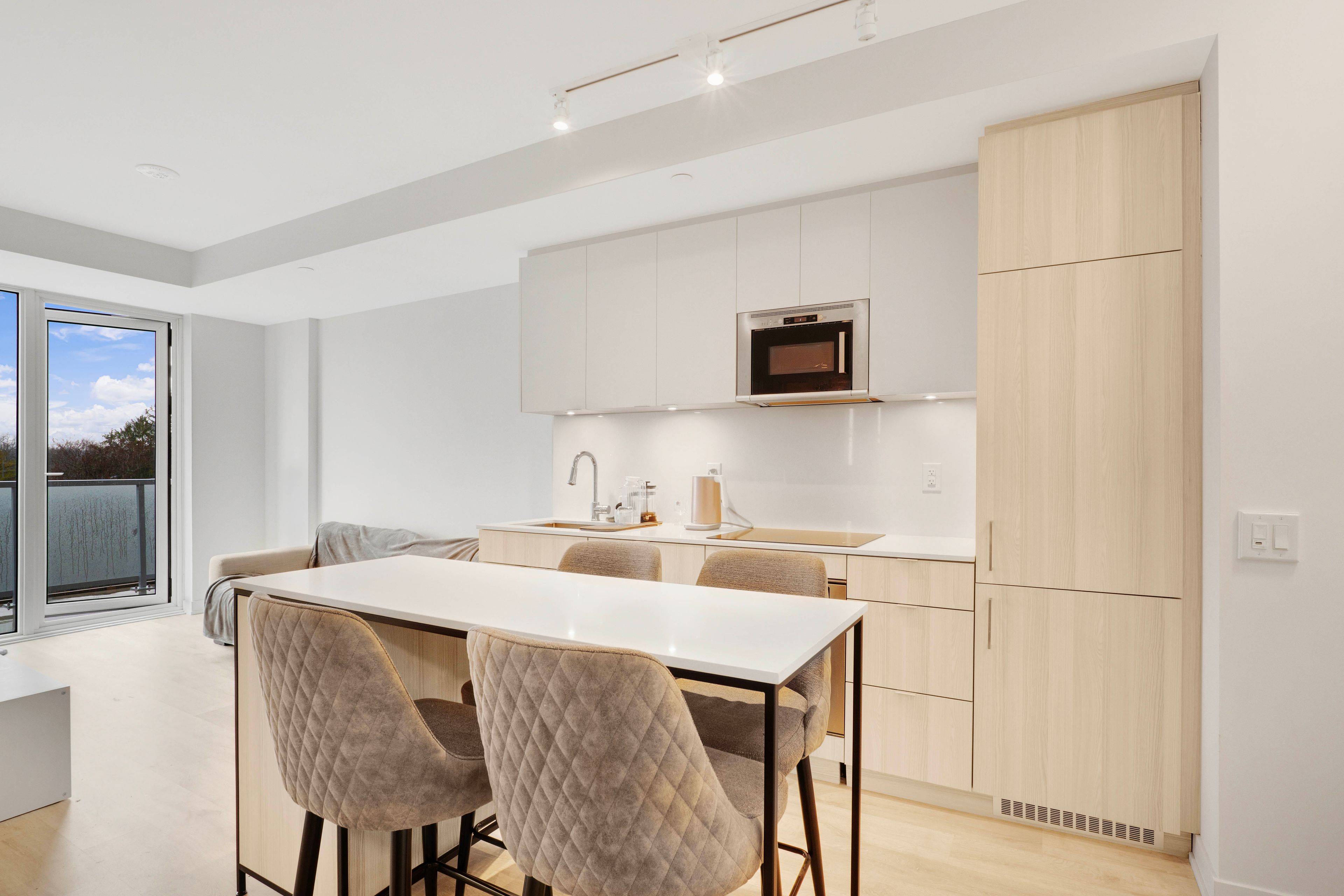 Mississauga, ON L5H 0A9,215 Lakeshore RD #530