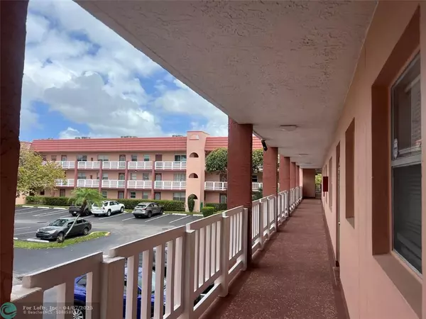 Sunrise, FL 33322,9420 Sunrise Lakes Blvd #212