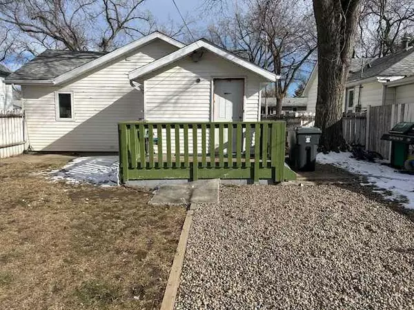 Brooks, AB T1R 0G9,131 2 ST E