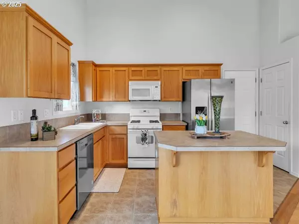 Mc Minnville, OR 97128,670 NE SUMMERFIELD ST