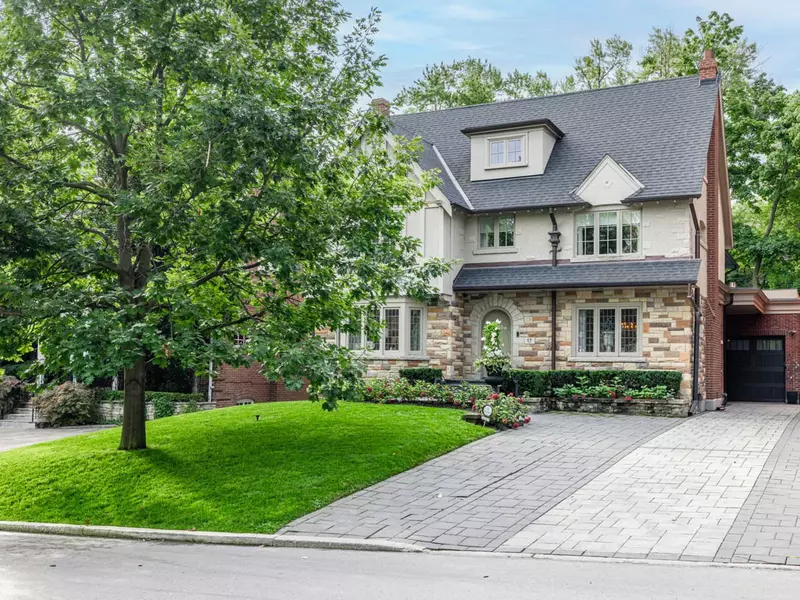 17 Hillholm RD, Toronto C03, ON M5P 1M1