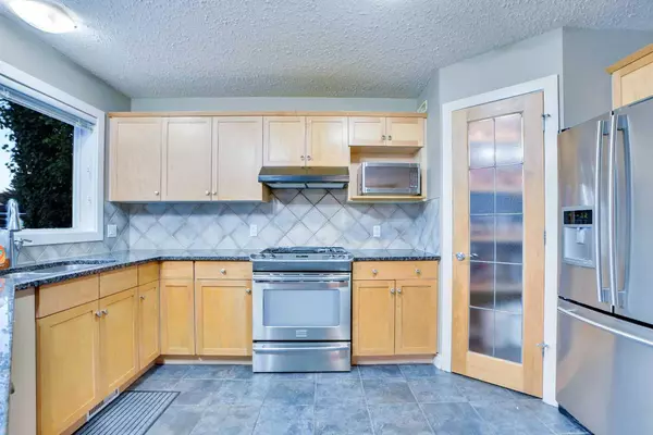 Airdrie, AB T4B 3B7,2733 Coopers CIR Southwest