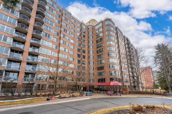 100 Grant Carman DR #1105, Cityview - Parkwoods Hills - Rideau Shore, ON K2E 8B8